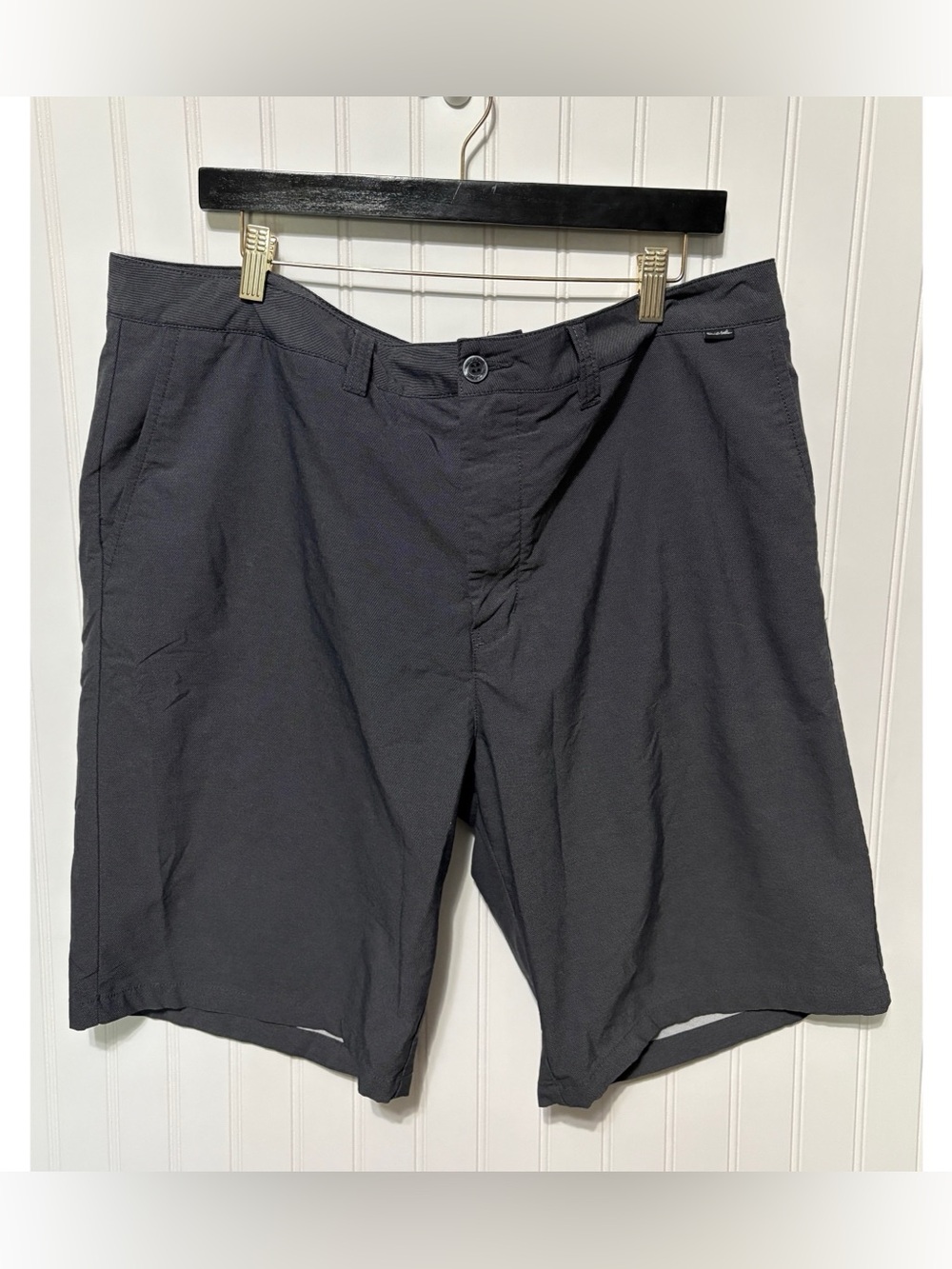 TRAVIS MATHEW Proceed With Caution Flat Front Gray 10" Golf Shorts Mens Size 40
